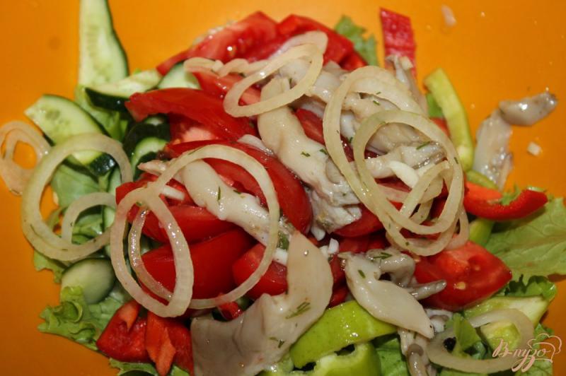 Фото приготовление рецепта: Овощной салат с маринованными вешенками шаг №5