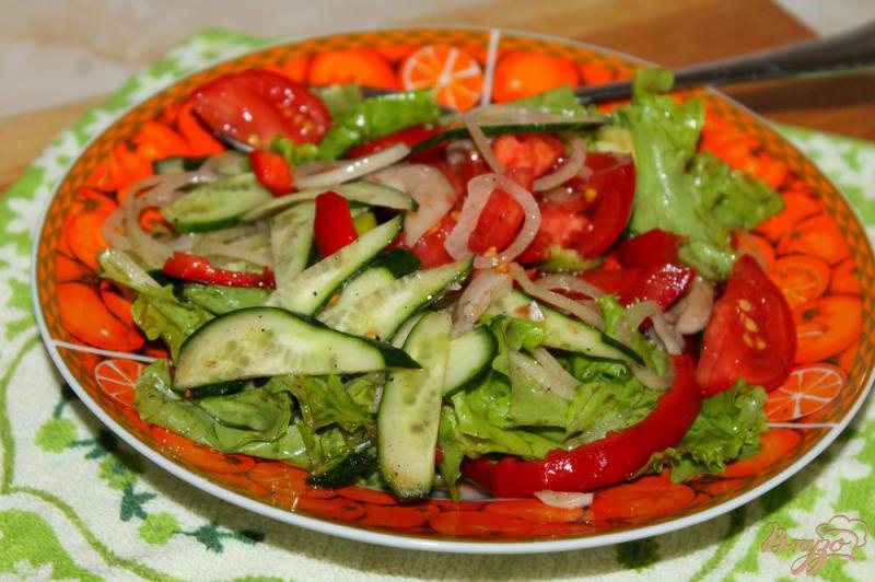 Фото приготовление рецепта: Овощной салат с маринованными вешенками шаг №7