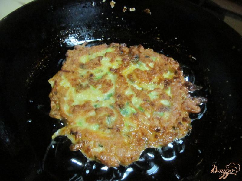 Фото приготовление рецепта: Кабачковая закуска с помидором и сырной начинкой шаг №2