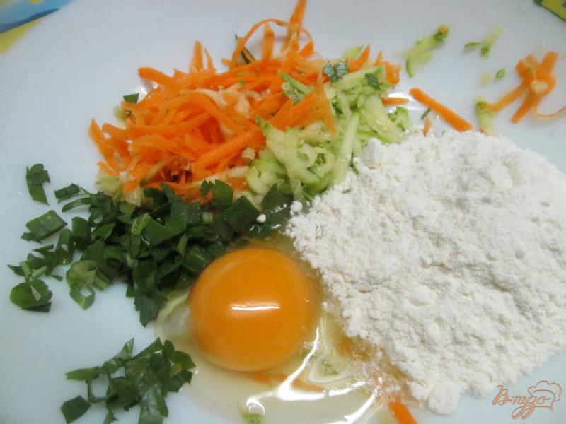 Фото приготовление рецепта: Кабачковая закуска с помидором и сырной начинкой шаг №1