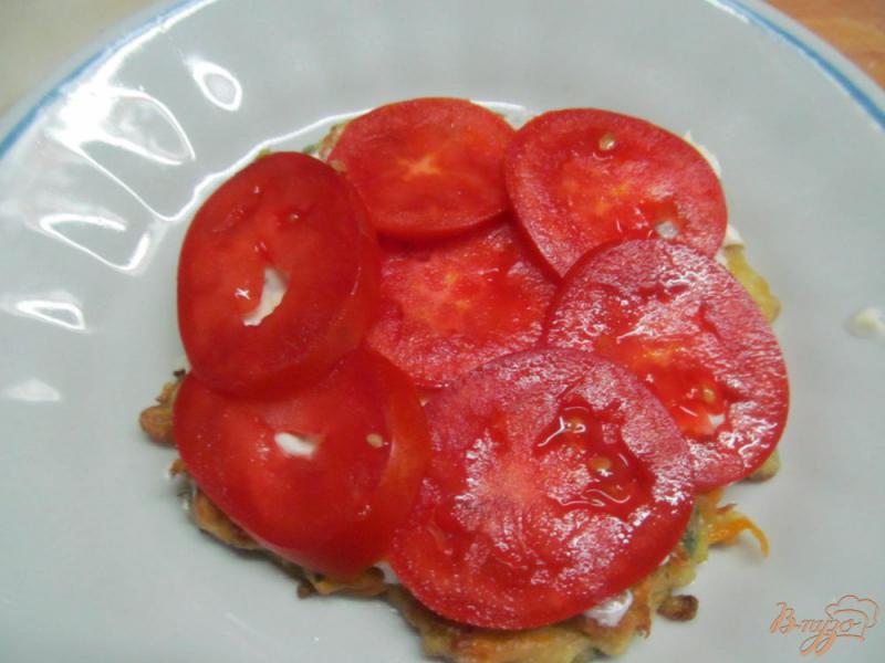 Фото приготовление рецепта: Кабачковая закуска с помидором и сырной начинкой шаг №5