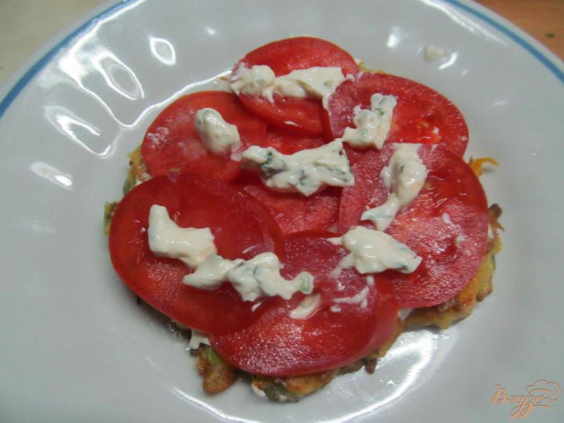 Фото приготовление рецепта: Кабачковая закуска с помидором и сырной начинкой шаг №6