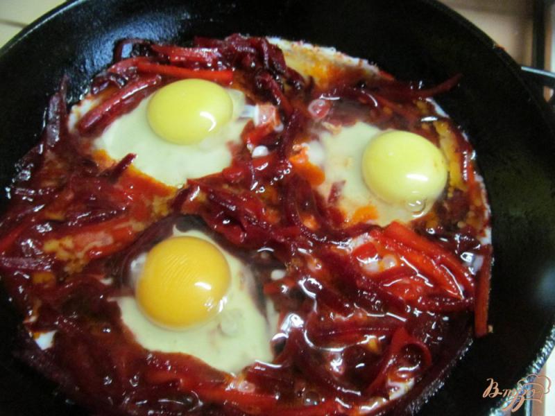 Фото приготовление рецепта: Яйца в свекольном салате шаг №4