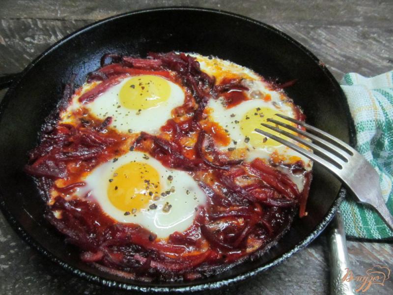Фото приготовление рецепта: Яйца в свекольном салате шаг №5