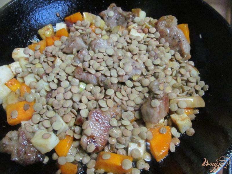 Фото приготовление рецепта: Рагу из свинины с овощами и чечевицей шаг №5
