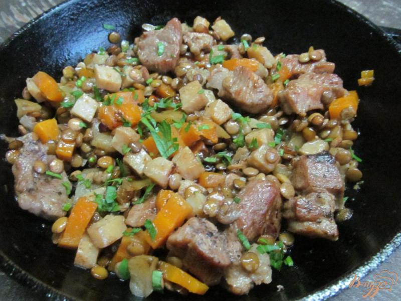 Фото приготовление рецепта: Рагу из свинины с овощами и чечевицей шаг №7