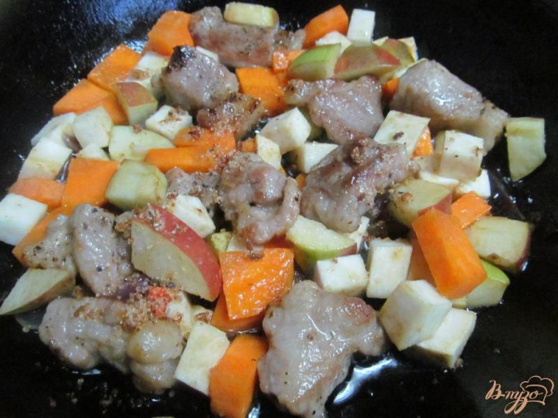 Фото приготовление рецепта: Рагу из свинины с овощами и чечевицей шаг №4
