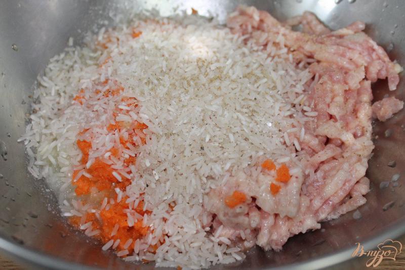 Фото приготовление рецепта: Перец фаршированный курятиной и рисом шаг №3