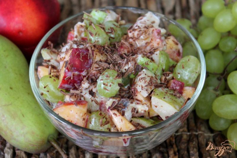 Фото приготовление рецепта: Фруктовый салат с грецкими орехами и сливками шаг №6