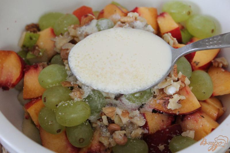 Фото приготовление рецепта: Фруктовый салат с грецкими орехами и сливками шаг №5