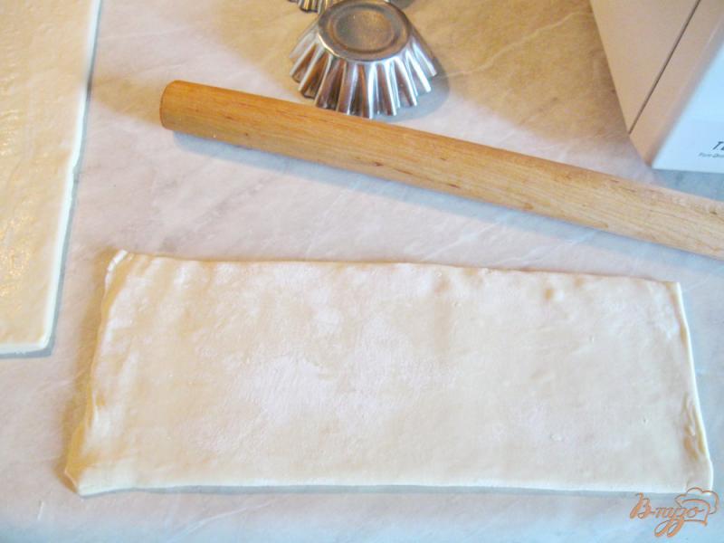 Фото приготовление рецепта: Слоеные пирожные с заварным кремом «Ракушка» шаг №2
