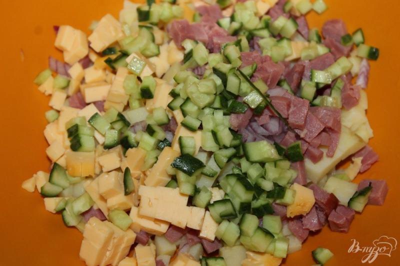 Фото приготовление рецепта: Салат с картофелем, баклажаном, ветчиной и сыром шаг №5
