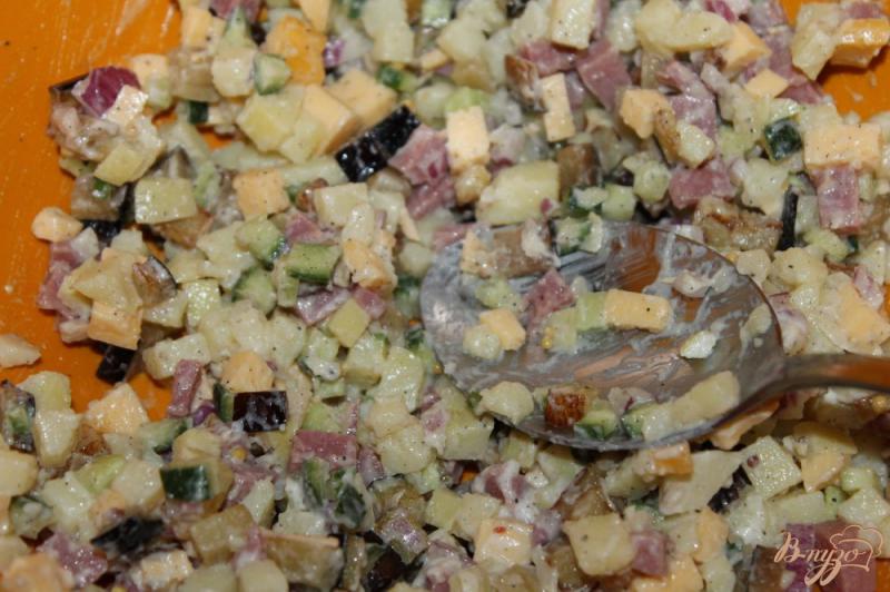 Фото приготовление рецепта: Салат с картофелем, баклажаном, ветчиной и сыром шаг №6