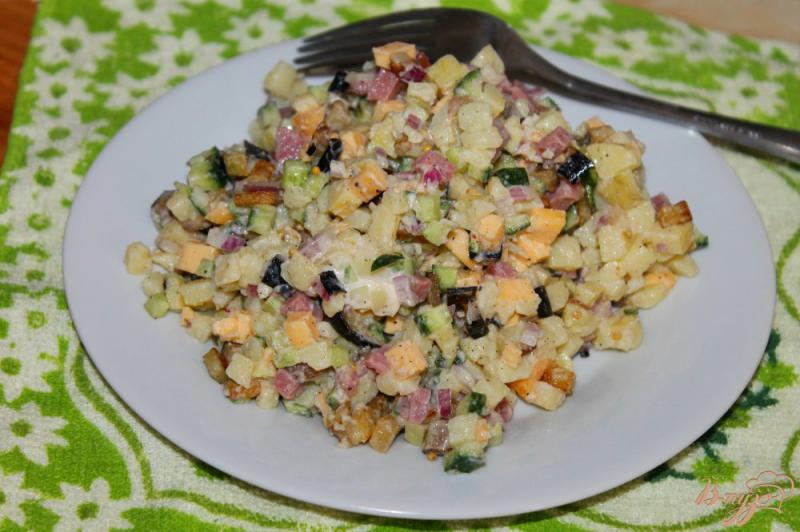 Фото приготовление рецепта: Салат с картофелем, баклажаном, ветчиной и сыром шаг №7