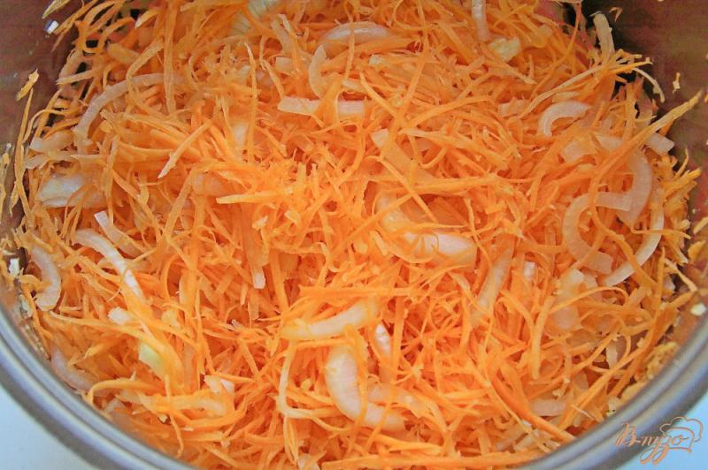 Фото приготовление рецепта: Жареные баклажаны с морковью, луком и чесноком на зиму шаг №8