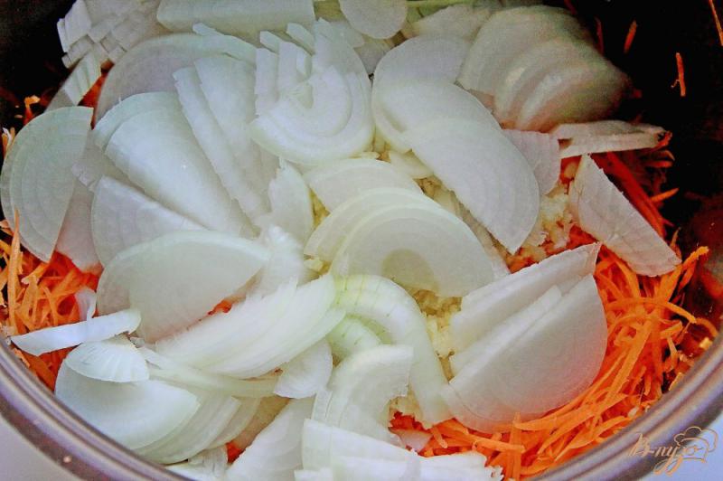 Фото приготовление рецепта: Жареные баклажаны с морковью, луком и чесноком на зиму шаг №7