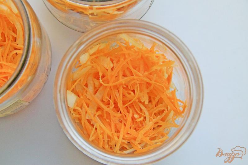 Фото приготовление рецепта: Жареные баклажаны с морковью, луком и чесноком на зиму шаг №10