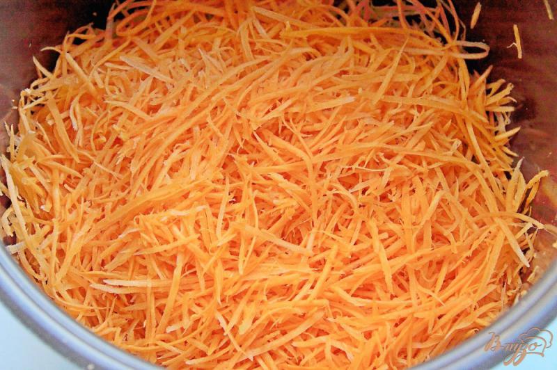 Фото приготовление рецепта: Жареные баклажаны с морковью, луком и чесноком на зиму шаг №5