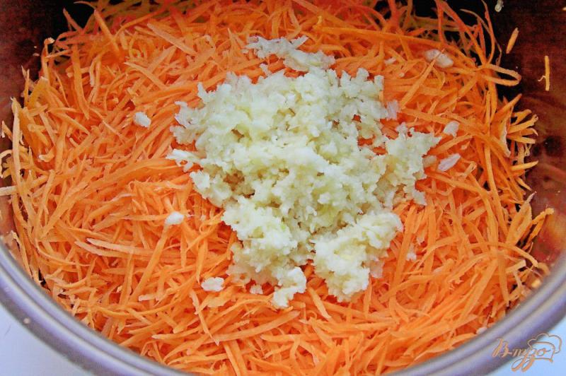 Фото приготовление рецепта: Жареные баклажаны с морковью, луком и чесноком на зиму шаг №6