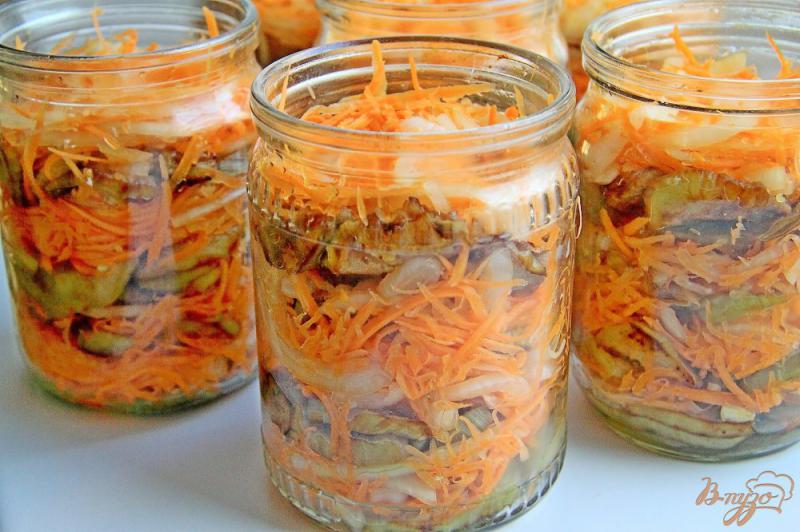 Фото приготовление рецепта: Жареные баклажаны с морковью, луком и чесноком на зиму шаг №11