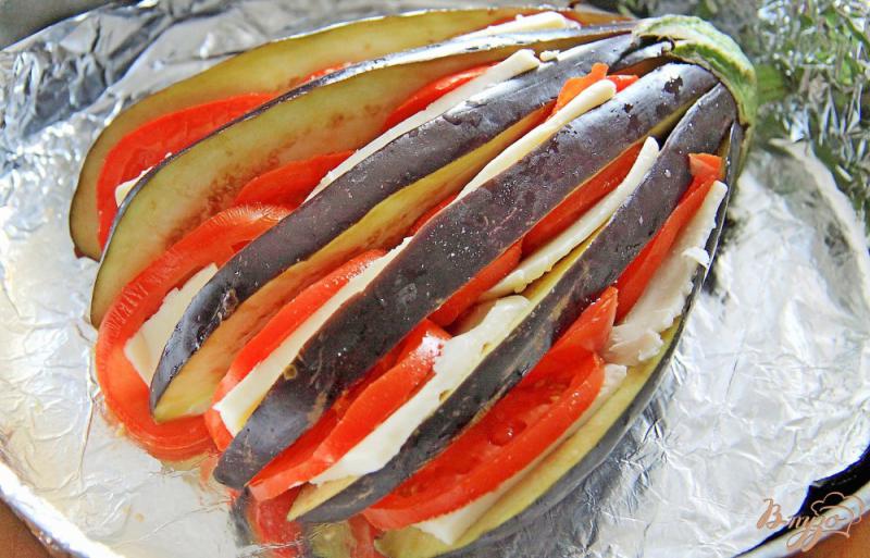 Фото приготовление рецепта: Баклажан веером в духовке с сыром и помидорами шаг №2