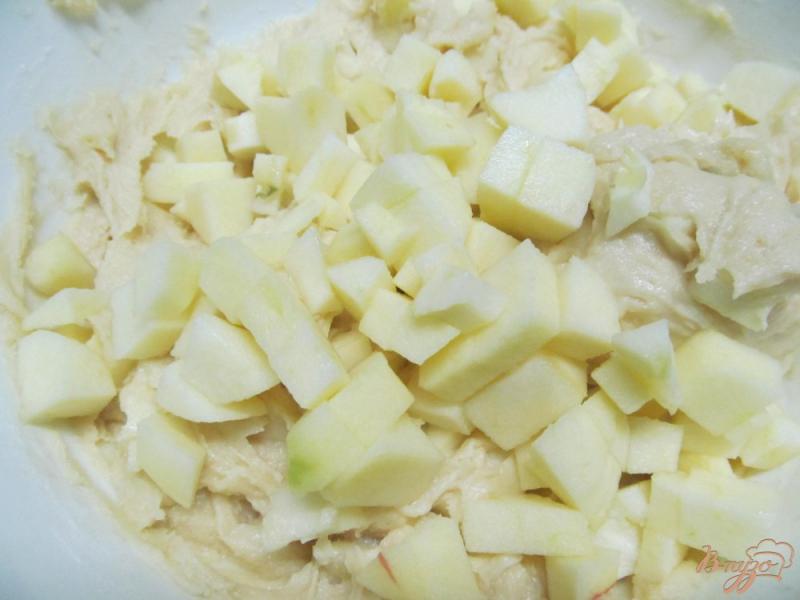 Фото приготовление рецепта: Яблочный пирог с заливкой шаг №3