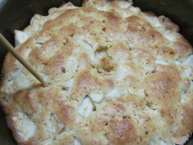 Фото приготовление рецепта: Яблочный пирог с заливкой шаг №6