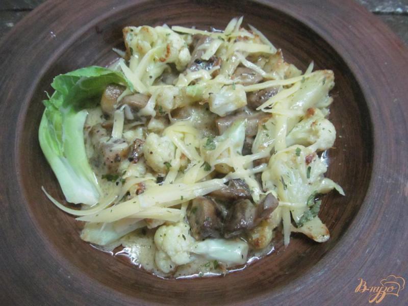 Фото приготовление рецепта: Теплый салат из цветной капусты с шампиньоном шаг №5
