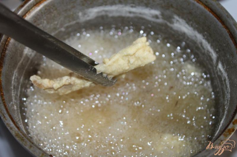 Фото приготовление рецепта: Куриные палочки в кукурузной панировке во фритюре шаг №7