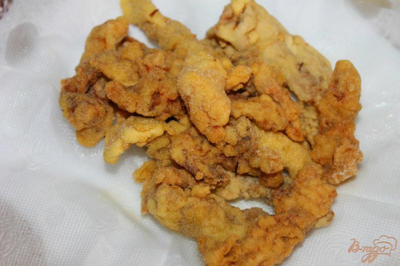 Фото приготовление рецепта: Куриные палочки в кукурузной панировке во фритюре шаг №8