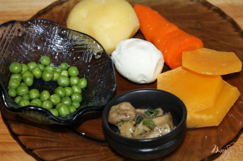 Фото приготовление рецепта: Салат с тыквой, зеленым горошком и маринованными шампиньонами шаг №1
