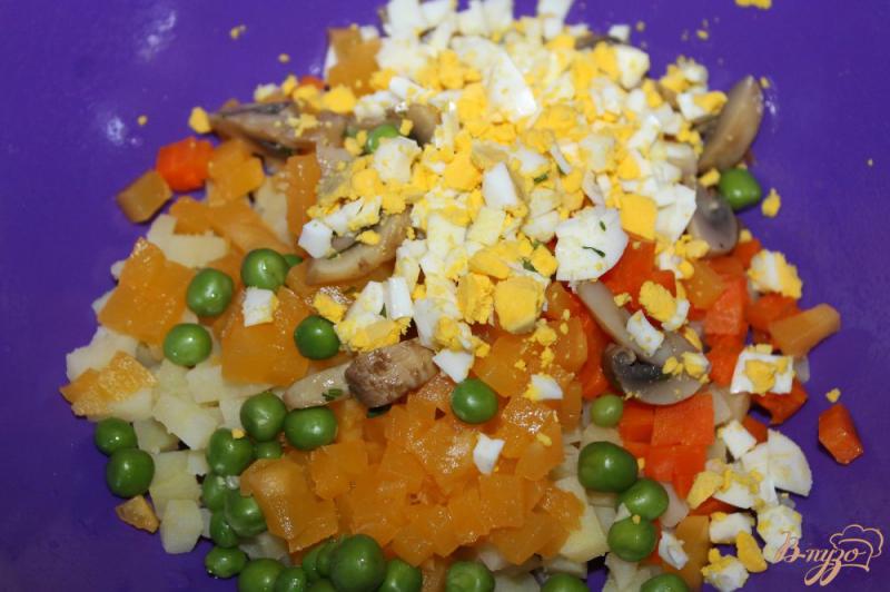 Фото приготовление рецепта: Салат с тыквой, зеленым горошком и маринованными шампиньонами шаг №4