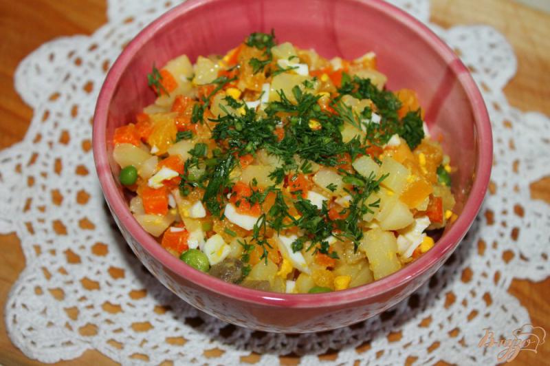 Фото приготовление рецепта: Салат с тыквой, зеленым горошком и маринованными шампиньонами шаг №5