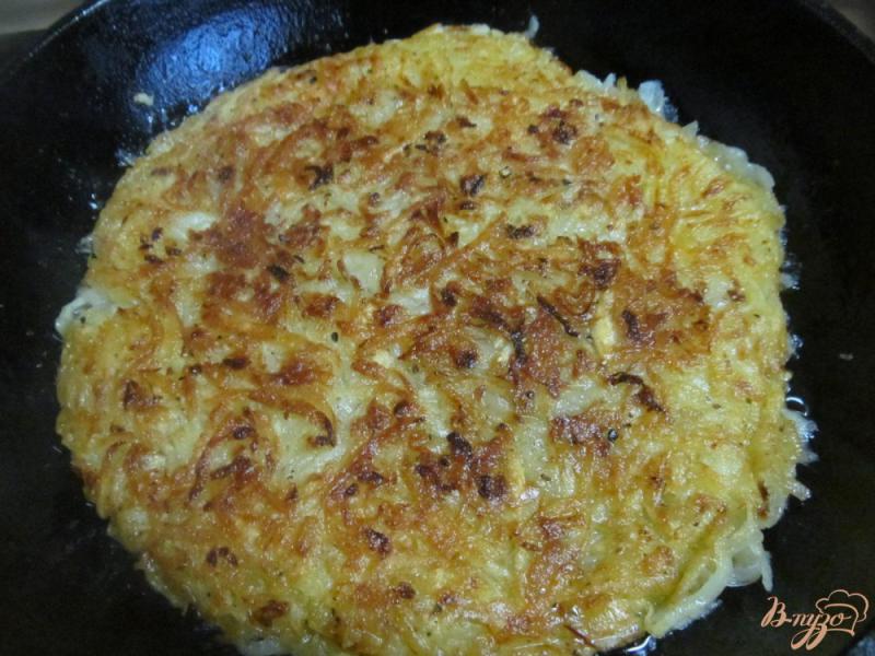 Фото приготовление рецепта: Яйца на  хашбрауне со сладким беконом шаг №4