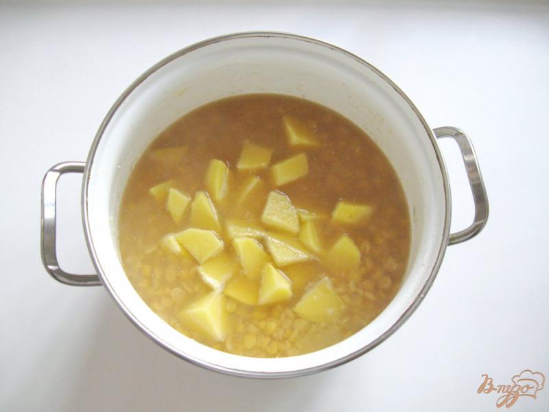 Фото приготовление рецепта: Гороховый суп с сервелатом и маслинами шаг №2
