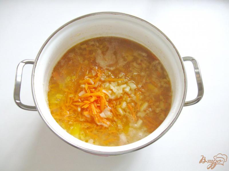 Фото приготовление рецепта: Гороховый суп с сервелатом и маслинами шаг №3