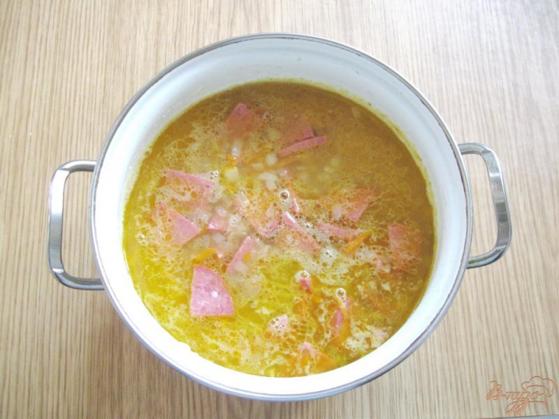 Фото приготовление рецепта: Гороховый суп с сервелатом и маслинами шаг №4