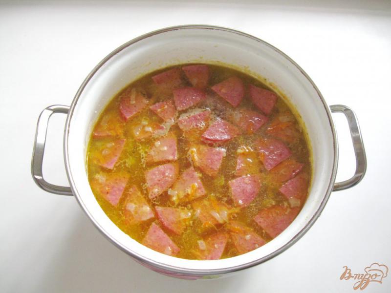 Фото приготовление рецепта: Гороховый суп с сервелатом и маслинами шаг №5