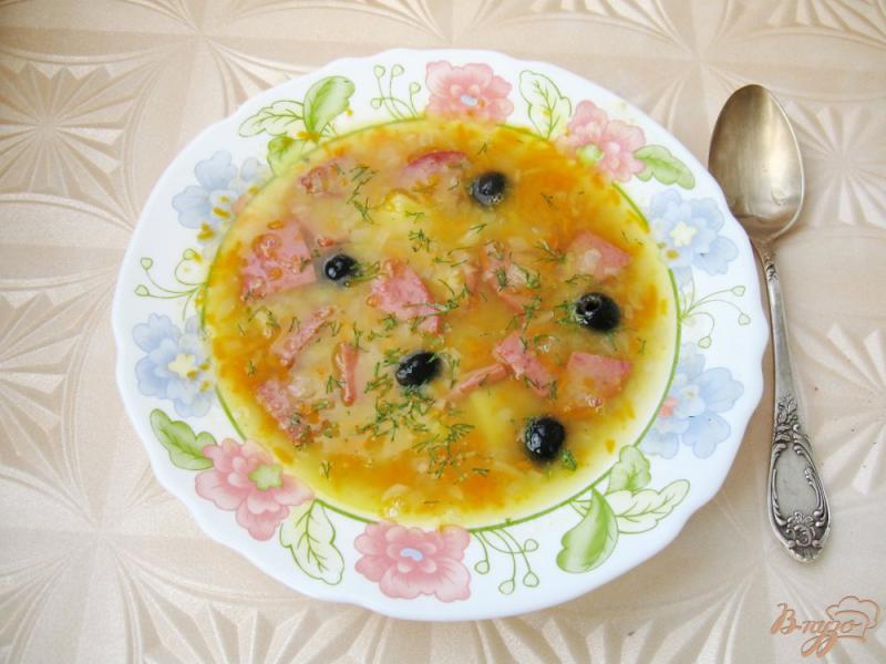 Фото приготовление рецепта: Гороховый суп с сервелатом и маслинами шаг №6