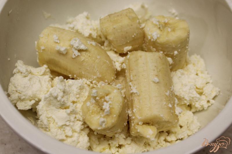 Фото приготовление рецепта: Творожный крем с бананом и малиной шаг №1