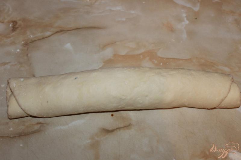 Фото приготовление рецепта: Хлебный рулет с зеленым луком, укропом и чесноком в мультиварке шаг №7