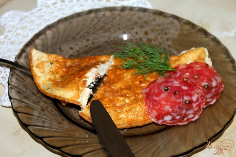 Фото приготовление рецепта: Омлет с майонезом и сыром Фета шаг №4