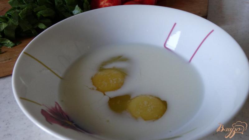 Фото приготовление рецепта: Омлет со шпинатом и сыром шаг №3