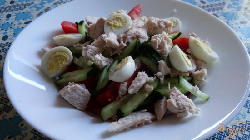 Фото приготовление рецепта: Салат с курицей, перепелиными яйцами и гренками шаг №5