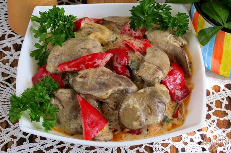 Фото приготовление рецепта: Гуляш из куриной печени с болгарским перцем шаг №13
