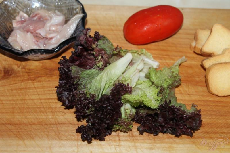 Фото приготовление рецепта: Салат с курицей, сухариками и грецкими орехами шаг №1