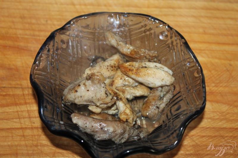 Фото приготовление рецепта: Салат с курицей, сухариками и грецкими орехами шаг №4