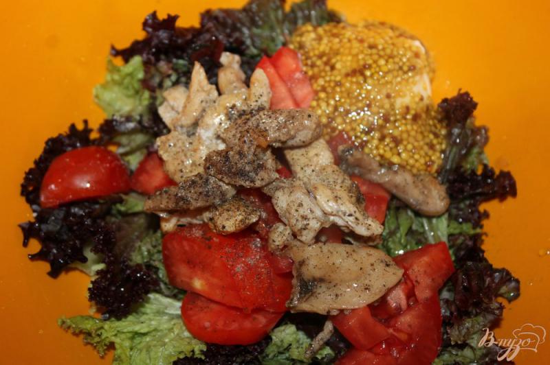 Фото приготовление рецепта: Салат с курицей, сухариками и грецкими орехами шаг №5