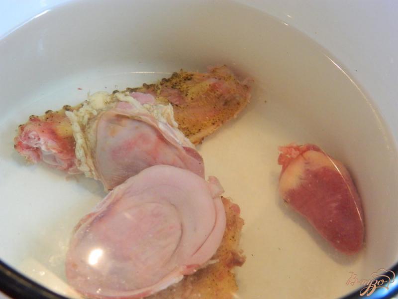 Фото приготовление рецепта: Суп с лапшой на утином бульоне шаг №1
