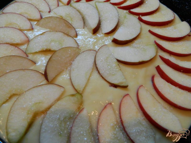 Фото приготовление рецепта: Быстрый пирог с яблоками шаг №5